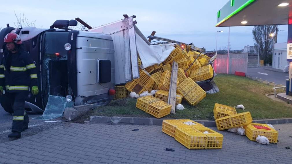 Camion răsturnat, după ce a intrat cu viteză prea mare în curbă. Șoferul este rănit