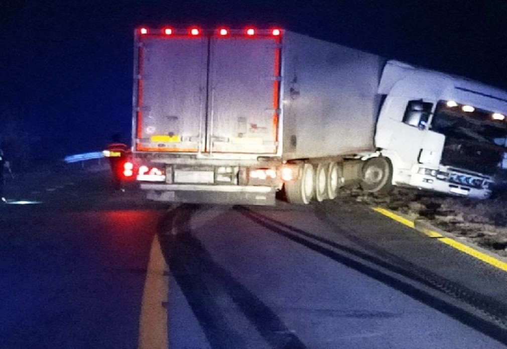 Un șofer a intrat cu un camion într-un gard blocând traficul