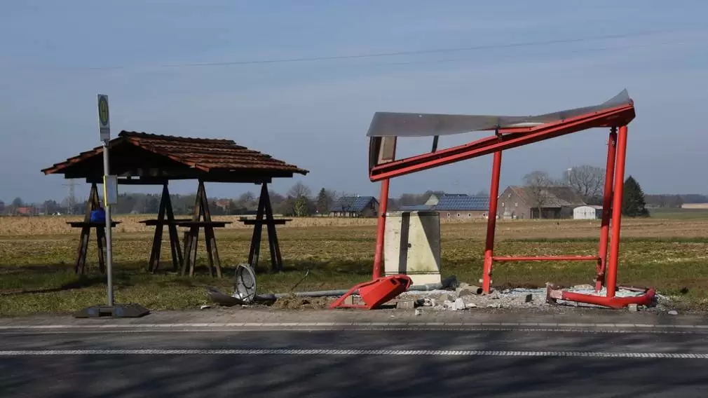 Șapte răniți după ce un CAMION a lovit un microbuz