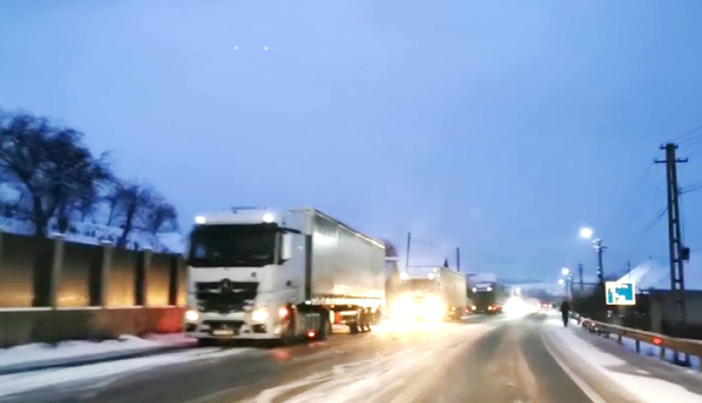 VIDEO. Camioane blocate de gheață pe centura Gherla