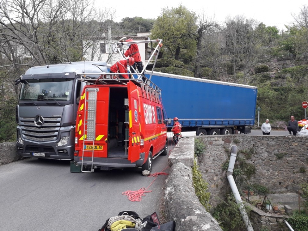 Un șofer român de camion a căzut în gol 10 metri după ce a coborât din camion