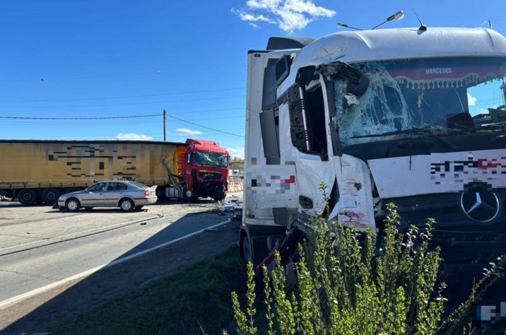 4 victime într-un accident în care două camioane s-au ciocnit