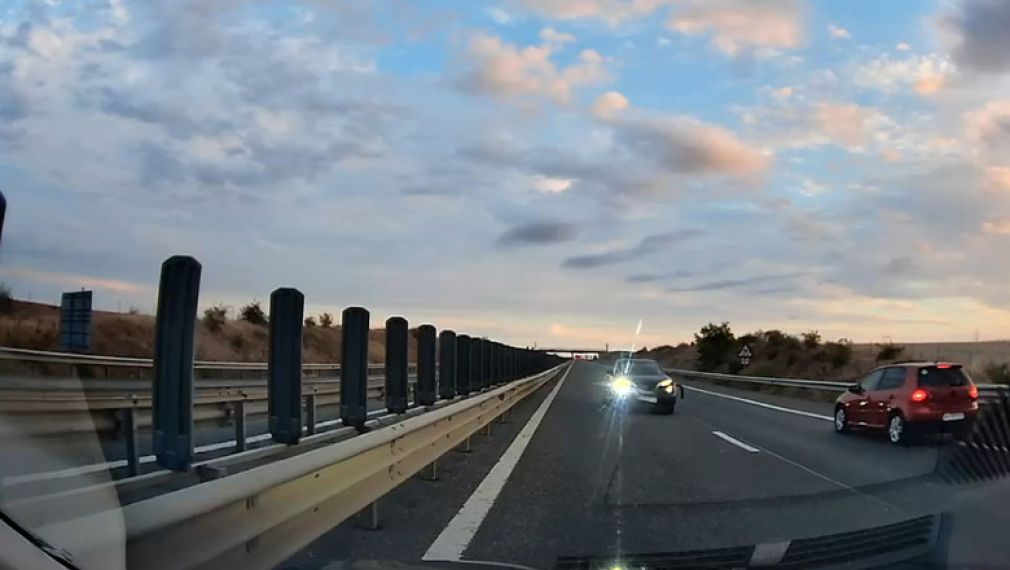 VIDEO Un șofer mergea pe contrasens pe A1. A provocat un accident în lanț