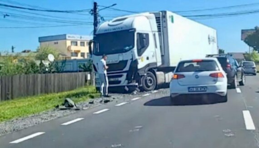 VIDEO. Argeș. Impact puternic între un camion și un autoturism