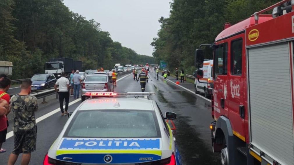 Ipoteză uluitoare Doi tineri s-ar fi aruncat îmbrățișați în fața camionul pe autostradă
