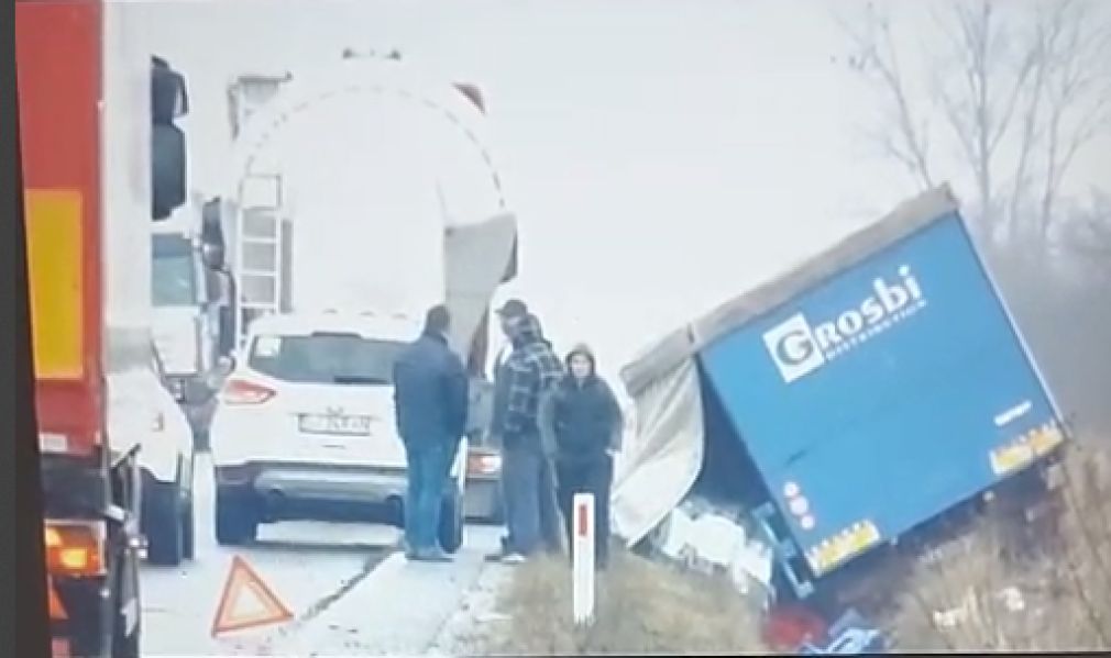 Un camion a ajuns în șanț după ce a acroșat o autoutilitară