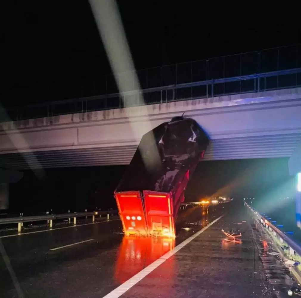 Explozia unui cauciuc de camion a proiectat remorca în aer