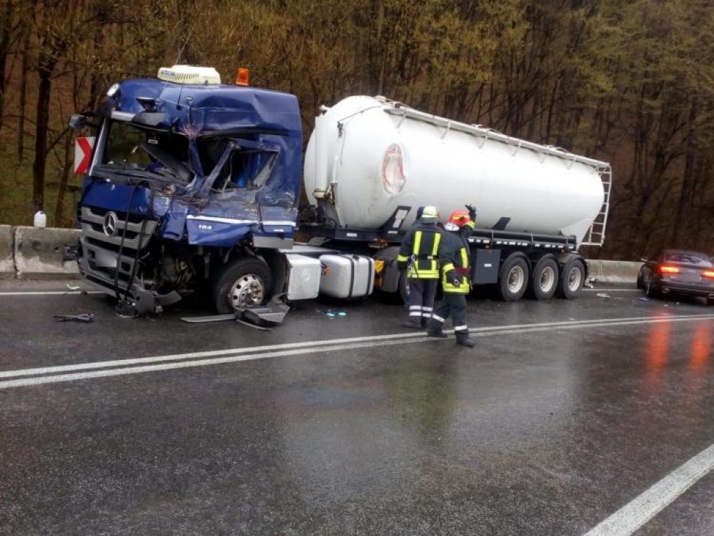 O cisternă cu zahăr a izbit un camion între Cluj și Oradea