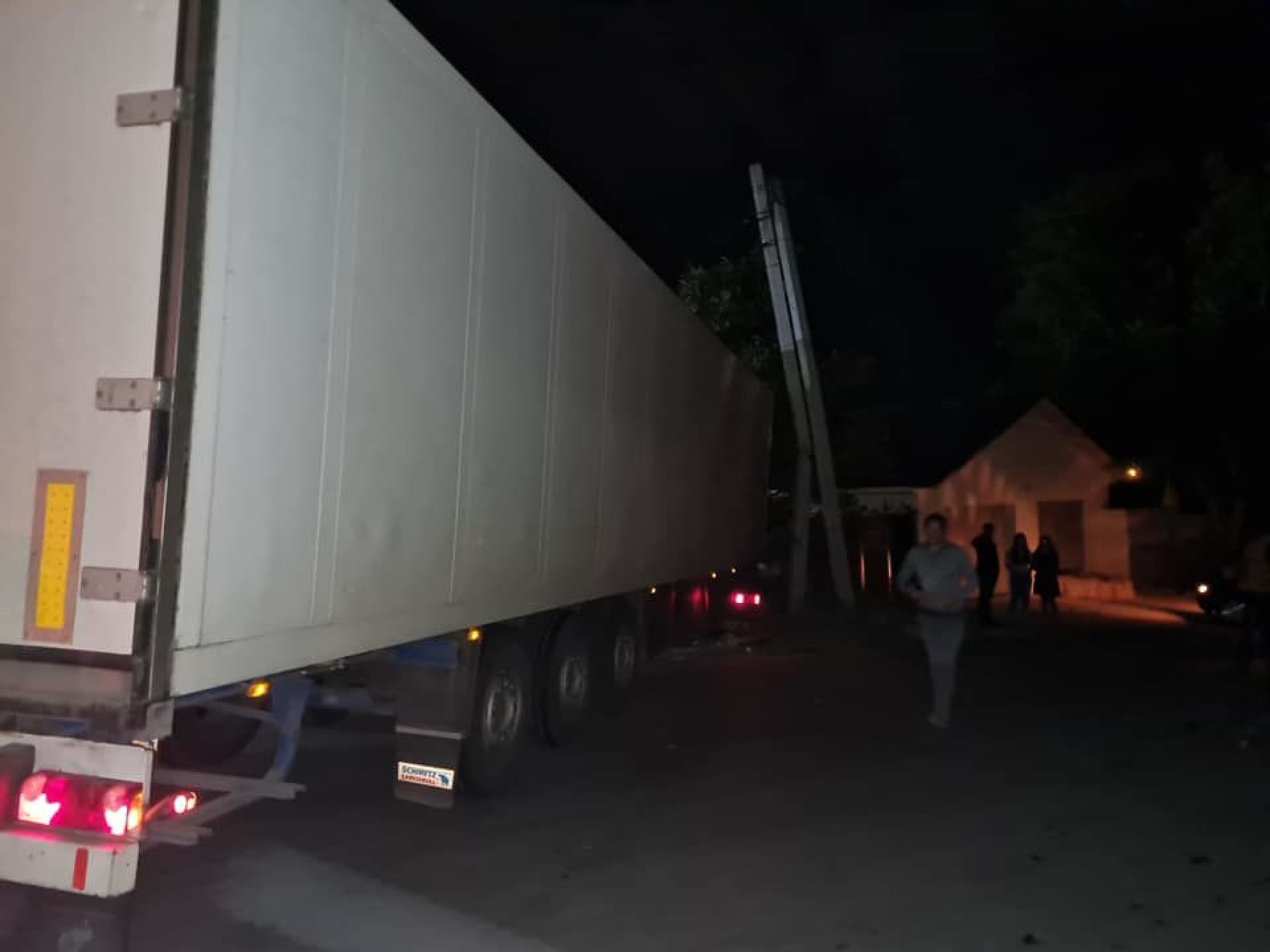 Un șofer s-a oprit cu un camion într-o casă la Chișinău