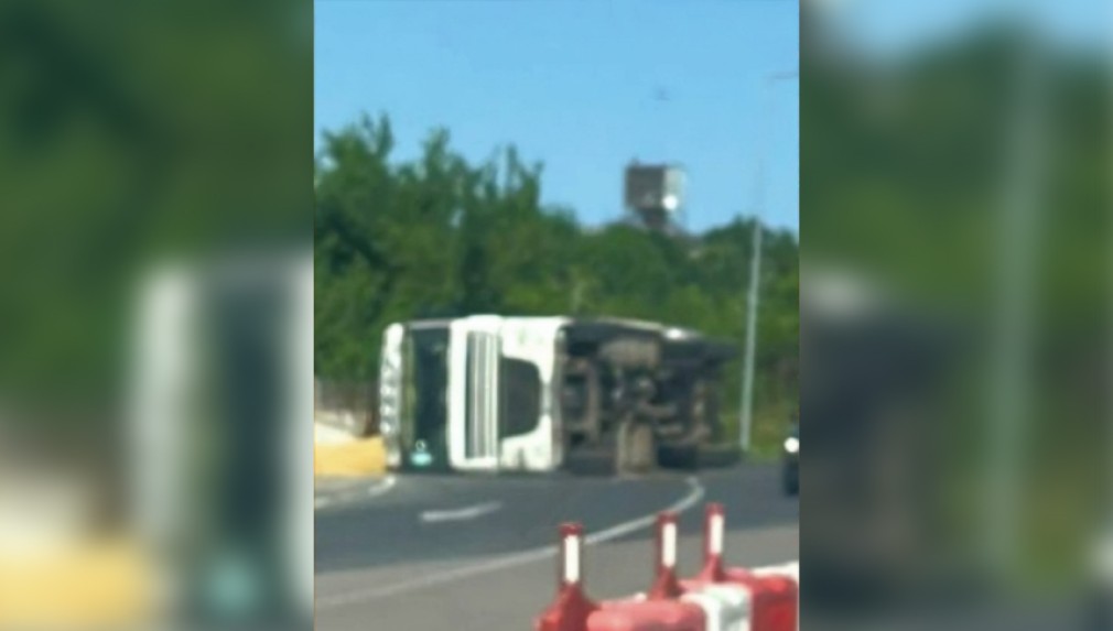 VIDEO Un camion s-a răsturnat