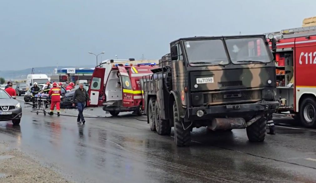 O persoană în stare gravă după un accident cu 2 camioane. Unul era militar