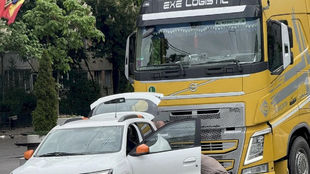 Un camion a lovit o Dacie pe o arteră aglomerată din București