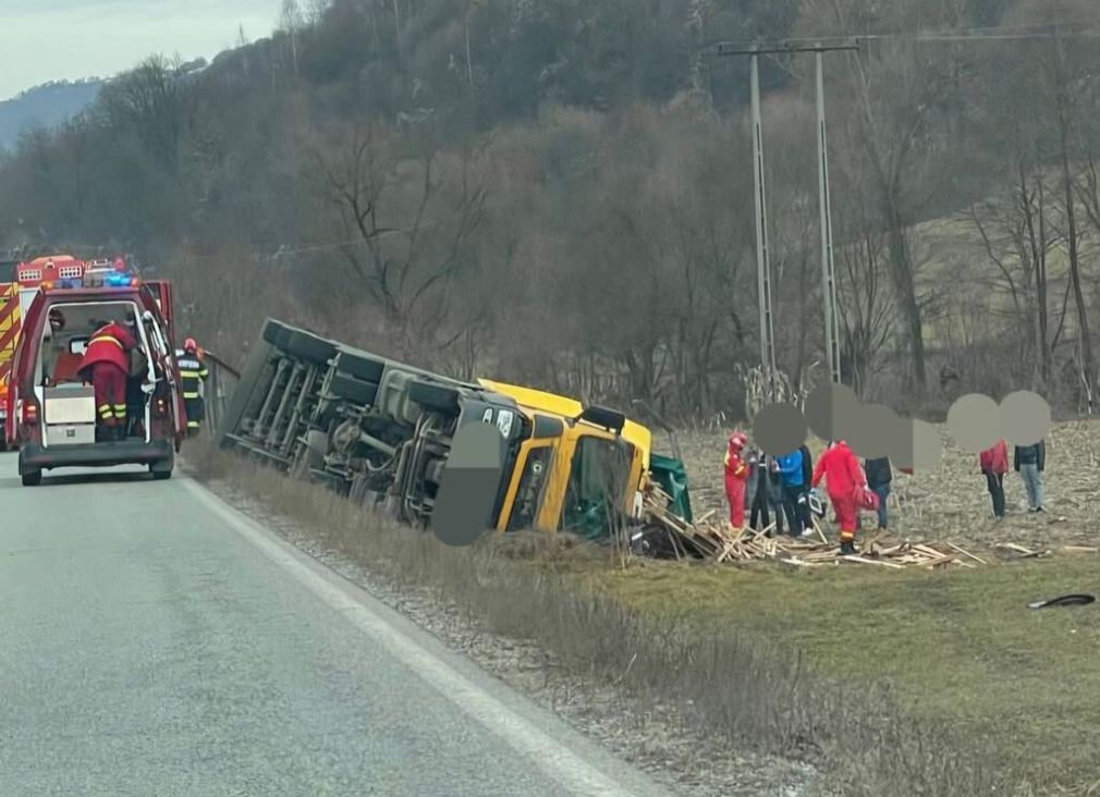 Un camion s-a răsturnat peste un autoturism