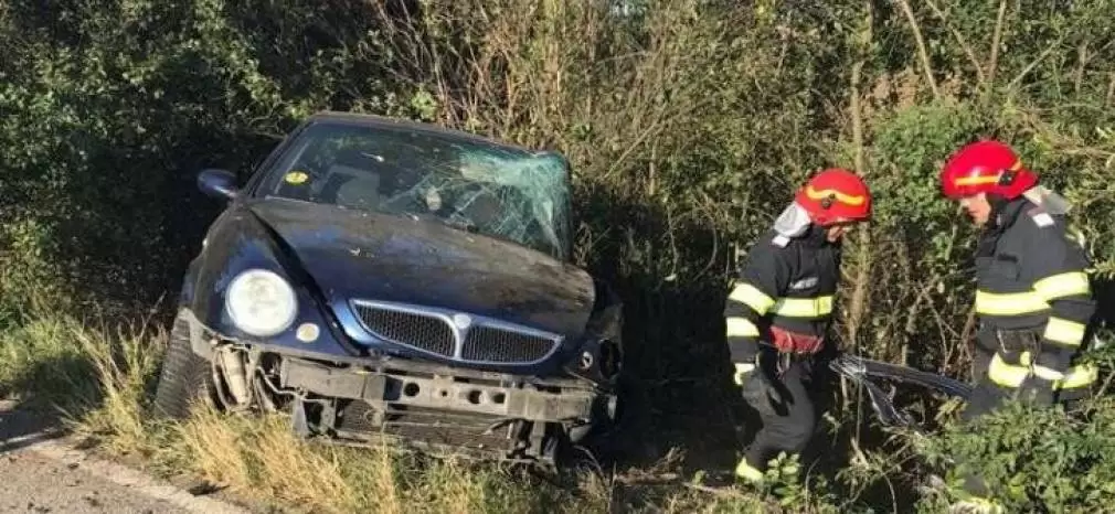 Mașină izbită de un camion, patru răniți în Timiș