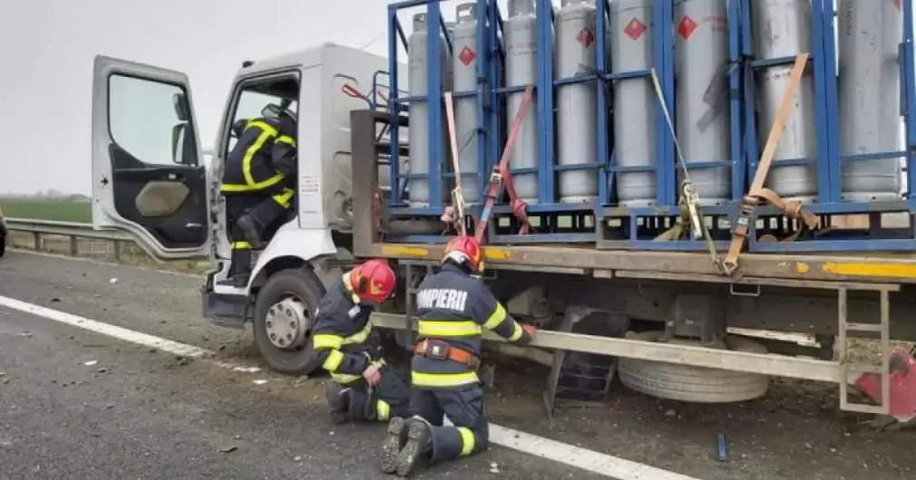 Camion ieșit de pe carosabil după ce un căruțaș i-a tăiat fața