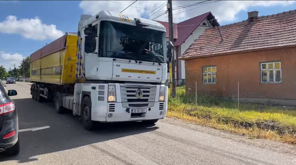 VIDEO. Localnicii au blocat drumul ca să nu mai permită accesul camioanelor spre Vama Siret