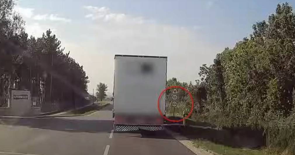 VIDEO Un șofer de camion neatent zboară oglinda unei mașini care îl depășea