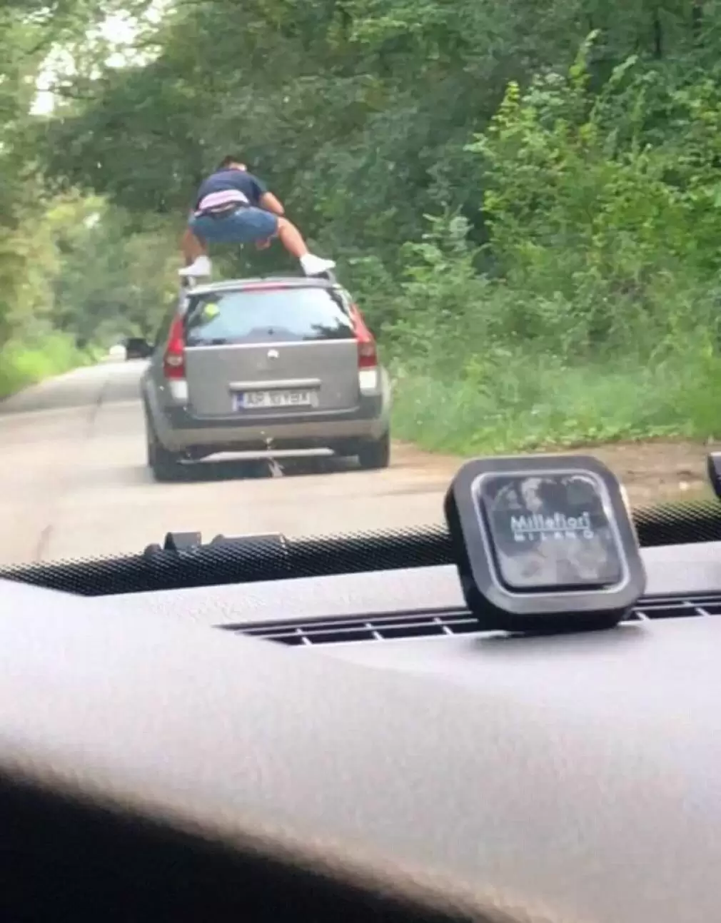 FOTO. Teribilist. Șofer a mers pe plafonul mașinii