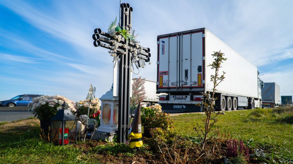 2 ani de la accidentul mortal de la Dedeman. Camioanele parchează în continuare în zonă