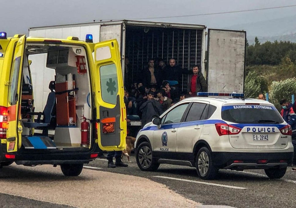 Poliţia elenă a descoperit luni 41 de migranţi ascunşi într-un camion frigorific pe o autostradă