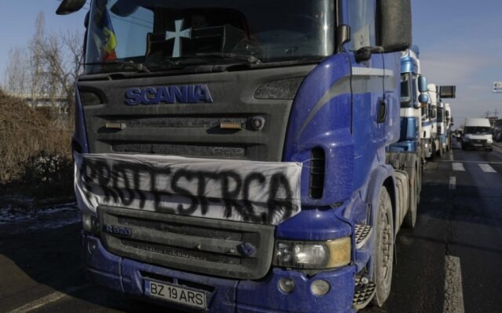 VIDEO Transportatorii și fermierii blochează mai multe orașe