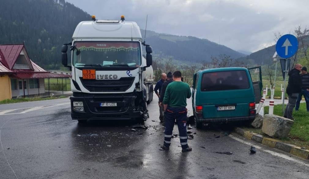 Coliziune între un microbuz și o cisternă cu motorină