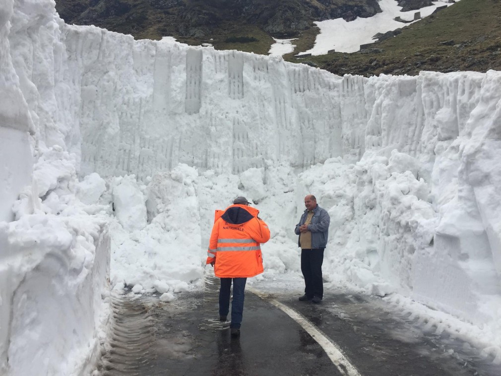 VIDEO. Drumarii deszăpezesc Transfăgărășanul. Zăpada are 4 metri