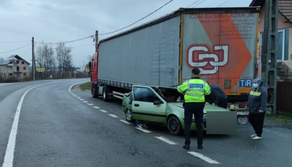 VIDEO Bărbat, decedat după ce a ajuns cu mașina sub remorca unui camion