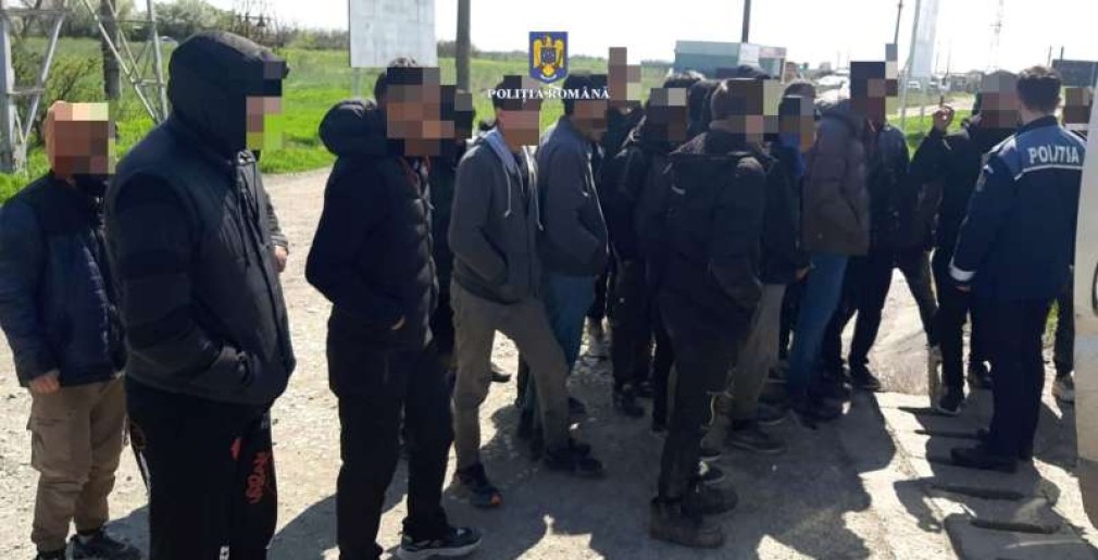 Doi bulgari, arestați. Duceau migranți ilegali cu un microbuz
