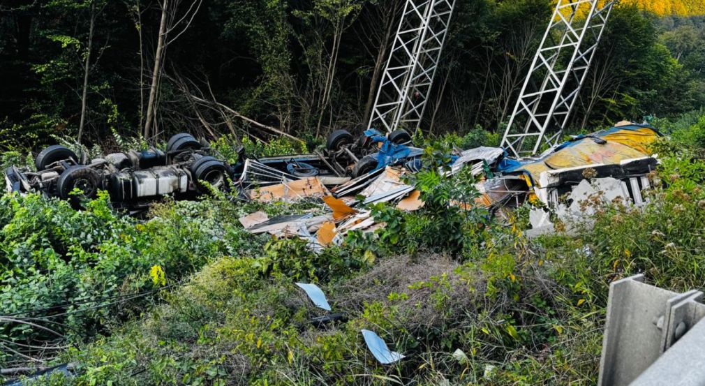 Un șofer a căzut cu un camion 15 metri într-o râpă