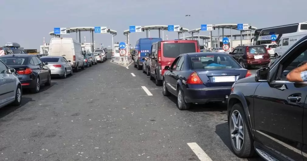 Timpi mari de așteptare și haos în Vama Nădlac. S-a redus personalul pentru triajele COVID