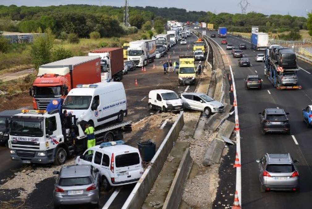 VIDEO Zeci de camioane surprinse de o viitură puternică pe Autostrada 9 din Franța