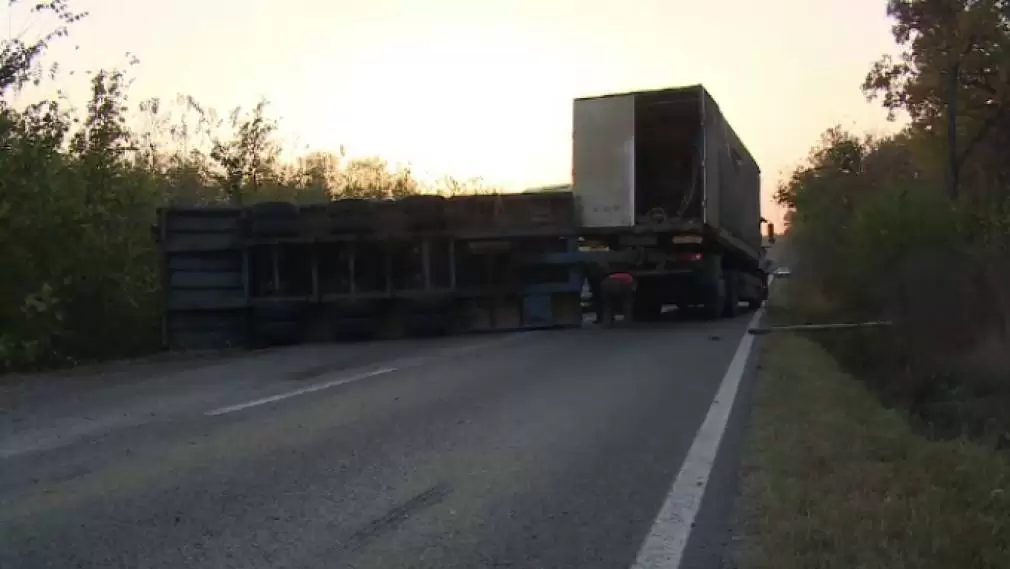 La un pas de tragedie. Remorca pe care o tracta a intrat în balans