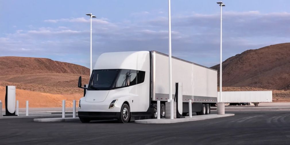 Ce preț colosal are noul camion Tesla Semi? A început producția de serie
