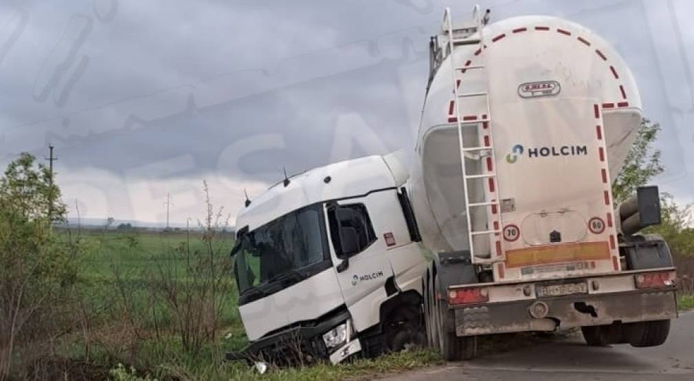 Un șofer de camion s-a oprit în șanț. care a fost cauza?