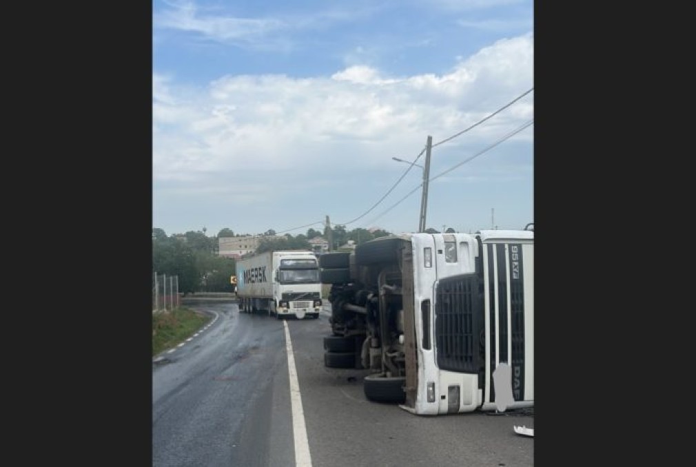 Un camion încărcat cu ulei alimentar s-a răsturnat la Tulcea