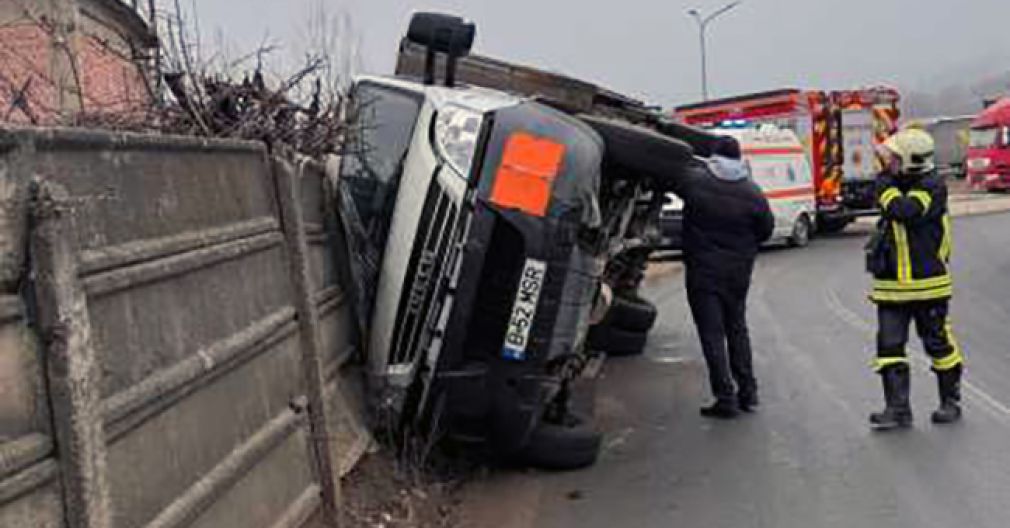 Un camion cu tuburi de oxigen s-a răsturnat pe drum drept