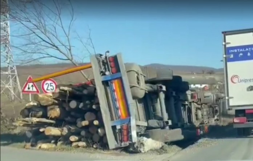 VIDEO Un camion încărcat cu lemne s-a răsturnat în Bistrița