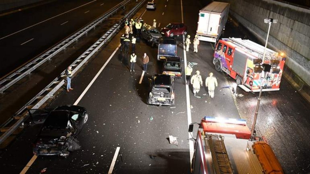 Un şofer român a intrat cu camionul în 6 maşini