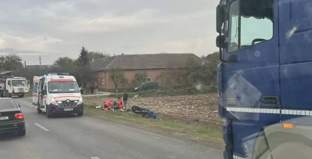 Un motociclist, lovit de o autoutilitară a murit