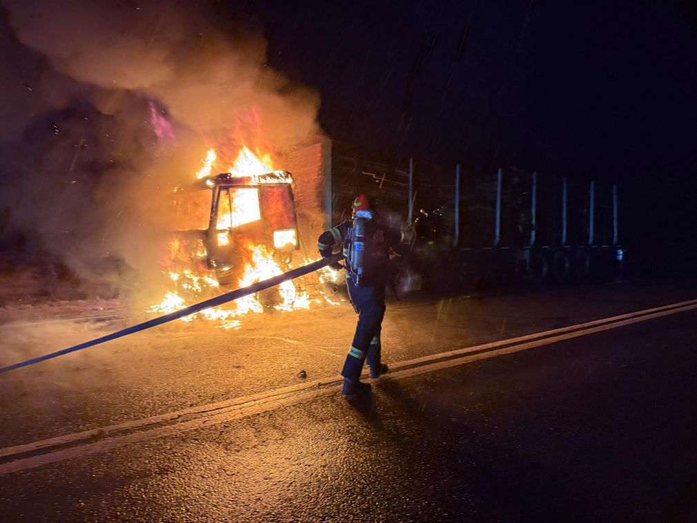 Camion cu lemne a ars pe centura de ocolire Vâlcele-Apahida