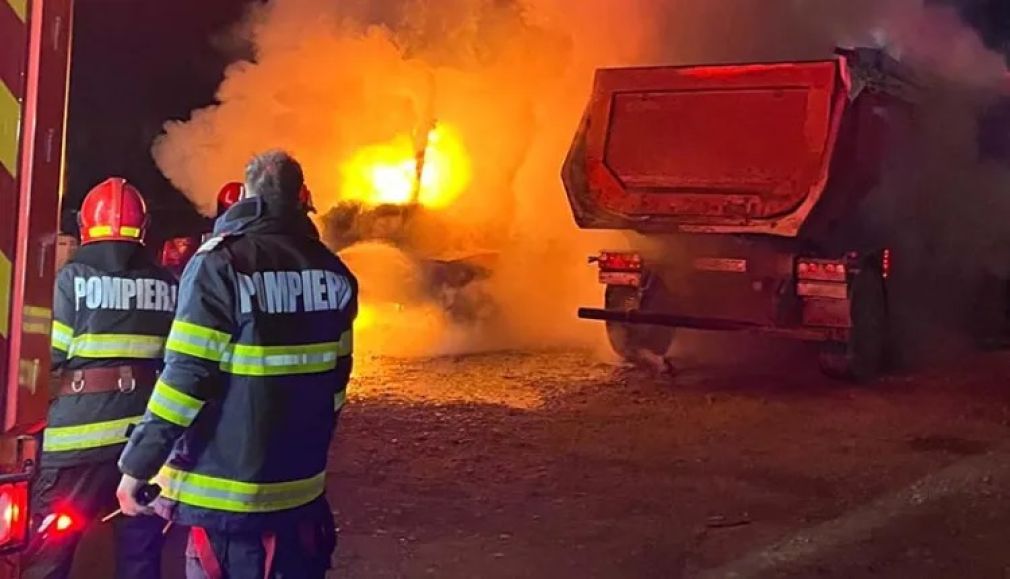 Un camion a luat foc în zona unei benzinării