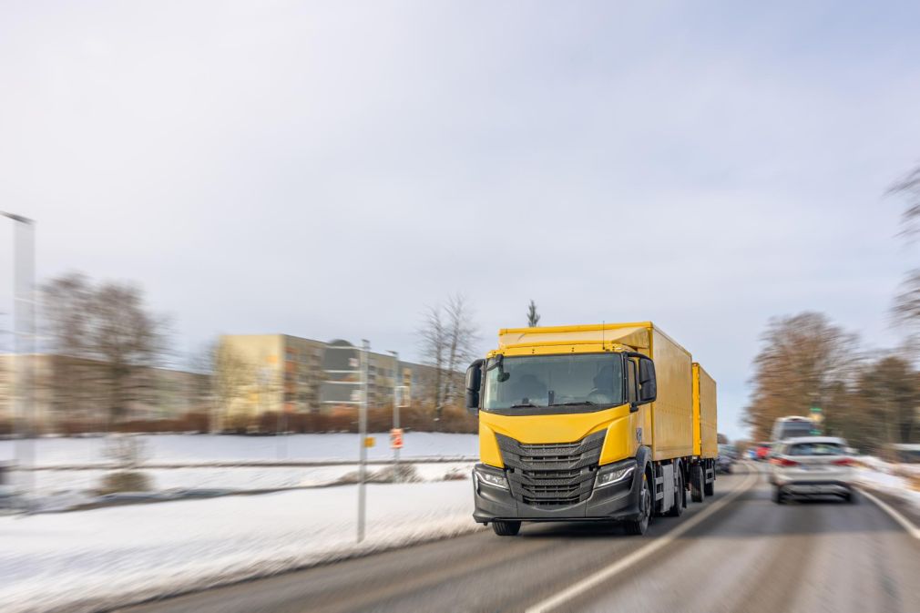 O șoferiță a căzut cu mașina de pe un pod după ce a acroșat un camion