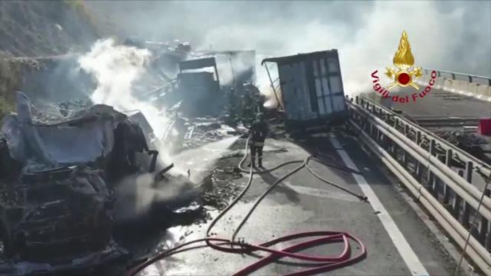 Trei camioane în flăcări foc pe o autostradă în Italia. Un șofer român este grav rănit