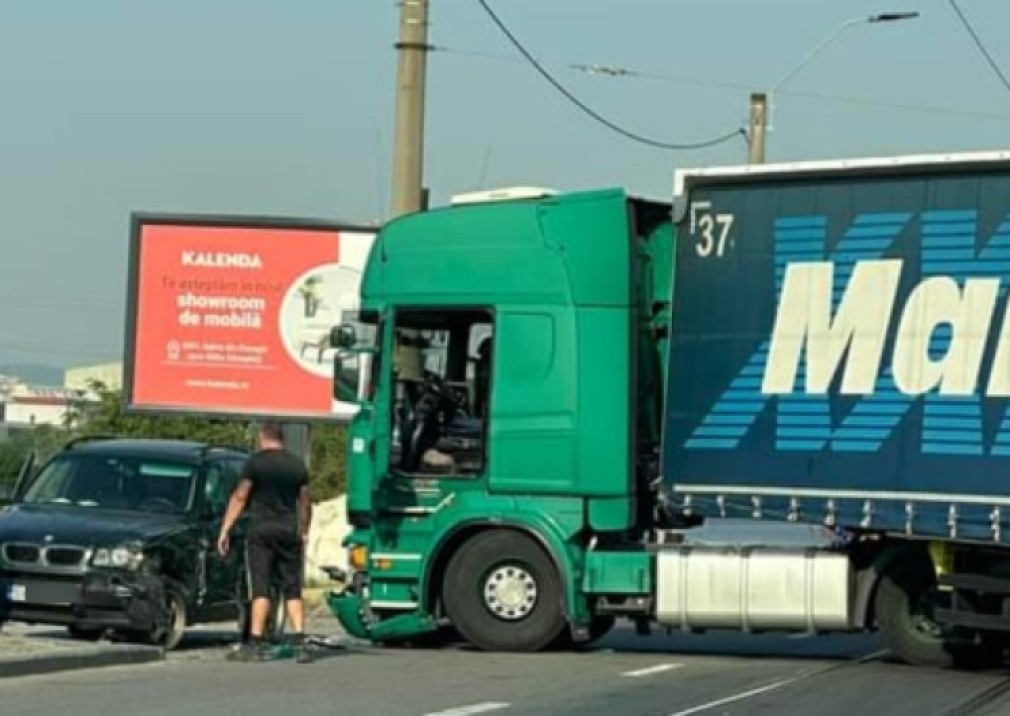 Un BMW s-a ciocnit cu un camion la Cluj