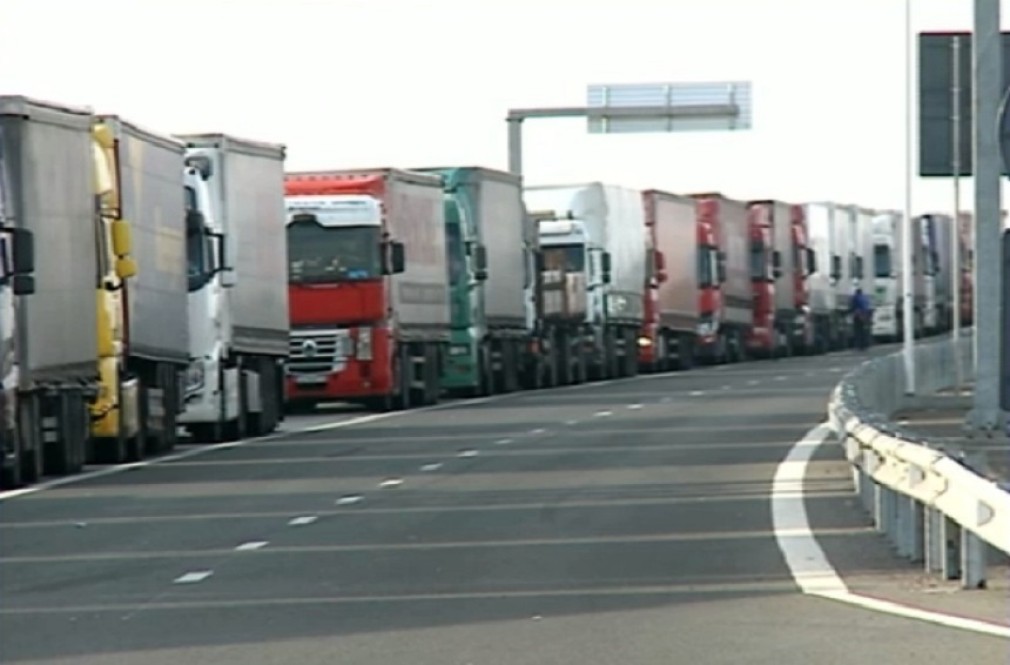 Un politician susține că toate camioanele care merg în Ucraina au stricat drumurile din Suceava