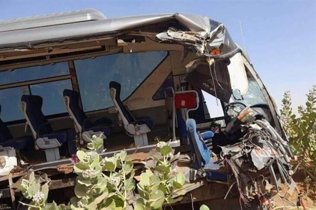 16 morți după ce un autobuz cu călători s-a ciocnit de un camion