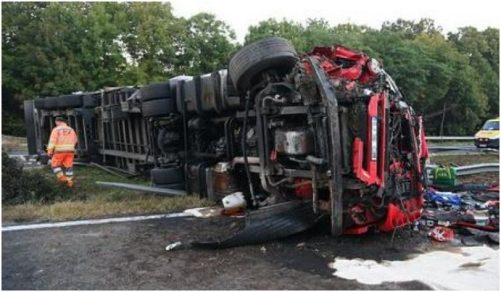 Camion românesc, răsturnat pe o autostradă din Ungaria. A fost lovit de mai multe mașini
