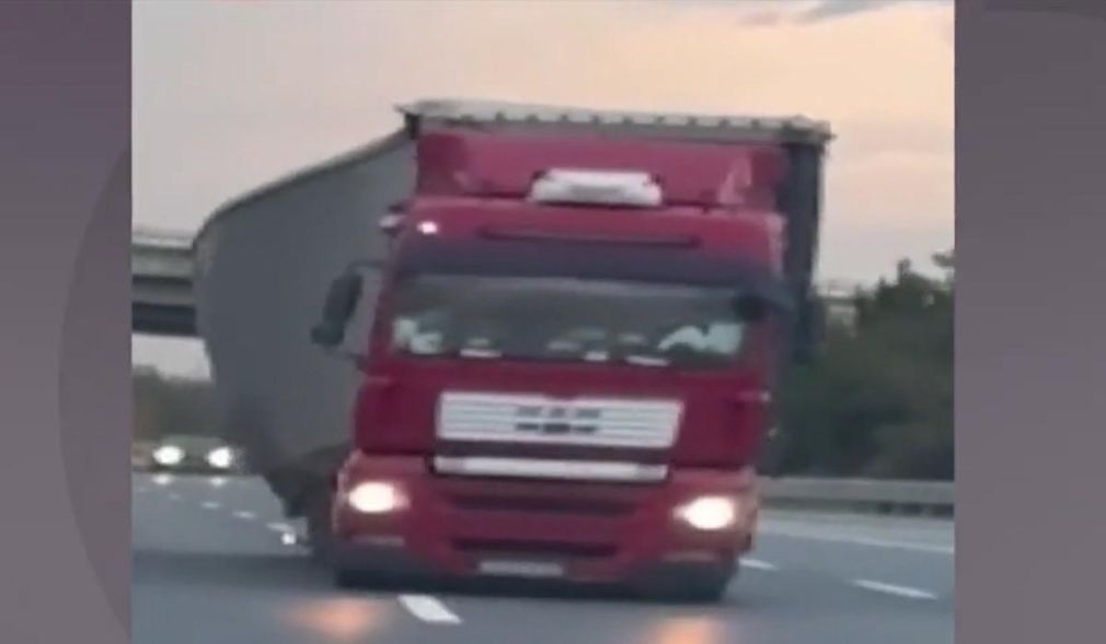 VIDEO Un șofer de camion care circula haotic și-a pierdut încărcătura