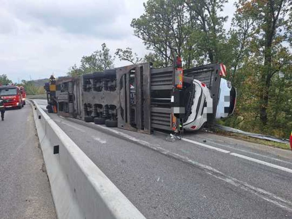 Un camion care transporta autoturisme s-a răsturnat